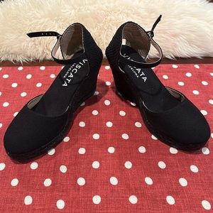 New!! Viscata Barcelona Wedge shoes. Black, closed toes and cutout back.